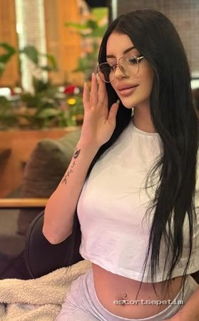 İki Bireysel Escort Defne ve Selena İstanbul Adalar escort hizmeti